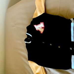 I’m selling a collage jacket it’s a warm jacket for a little cold and it’s good.